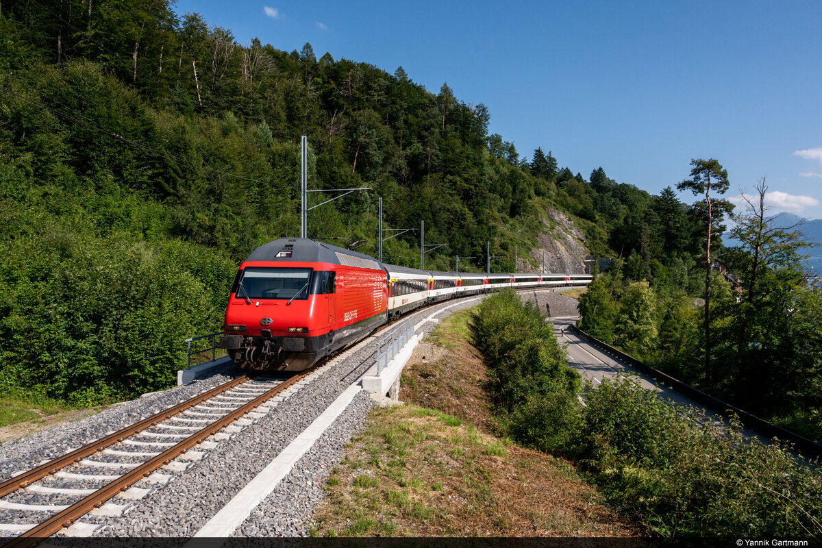 Am 29.07.2021 ist SBB Re 460 030-0 unterwegs als IR 2662 von Arth-Goldau nach Zürich HB und konnte hier bei Walchwil Hörndli aufgenommen werden. Leider ist das der einziger Lokbespannter Zug am Zugersee Ost in der Fahrplanperiode 2021. 