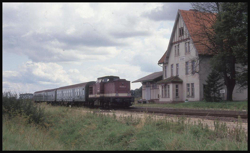 Am 29.08.1993 war die Welt an der Strecke Geestgottberg - Salzwedel noch in Ordnung. Um 13.01 Uhr hält 202855 mit dem P 6836 nach Salzwedel im Bahnhof Krüden. Später wurde die KBS 303 Strecke still gelegt.