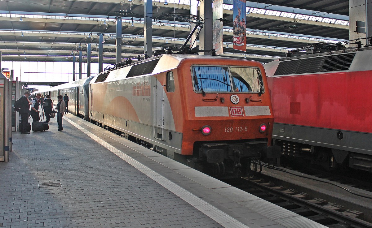 Am 29.08.2013 stand 120 112-8  Mrklin My World  als Steuerwagenersatz mit dem IC 2092 (Mnchen Hbf - Karlsruhe Hbf) im Startbahnhof. Zuglok war die 120 122-7. Neben dem IC 2092 erkennt man noch die Seitenwand von der 120 120-1, die mit einem weiteren IC aus dem Hauptbahnhof fhrt. 