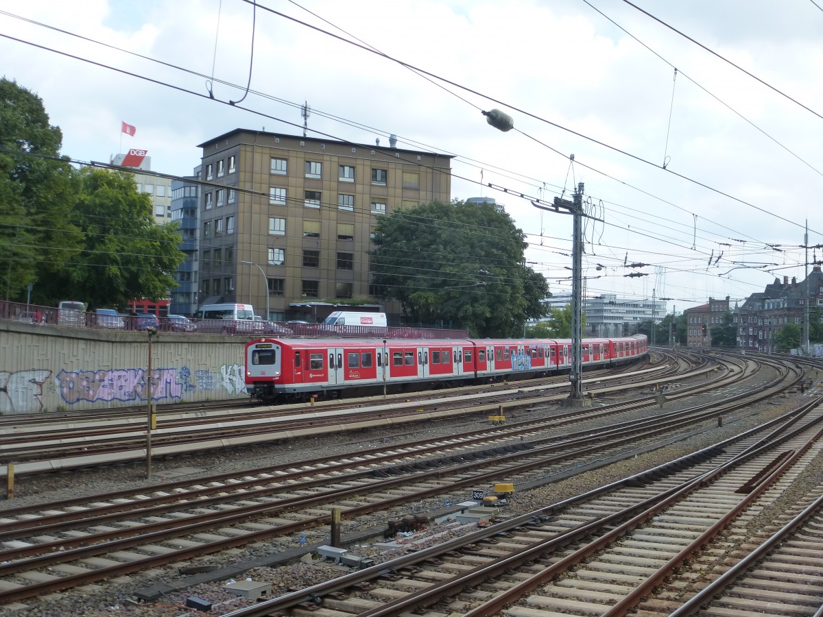 Am 29.08.2014 fuhr in Hamburg eine S-Bahn. Diese wurde hier kurz vor dem Hauptbahnhof fotografiert.