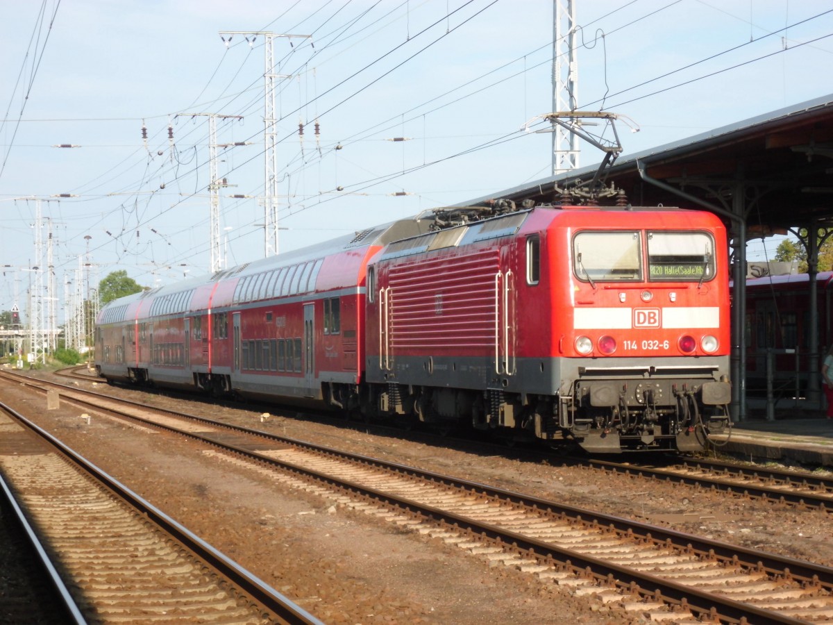 Am 29.08.2015 kam 114 032 mit ihrem RE 20 von Brunau-Packebusch nach Stendal und fuhr weiter nach Halle/Saale.