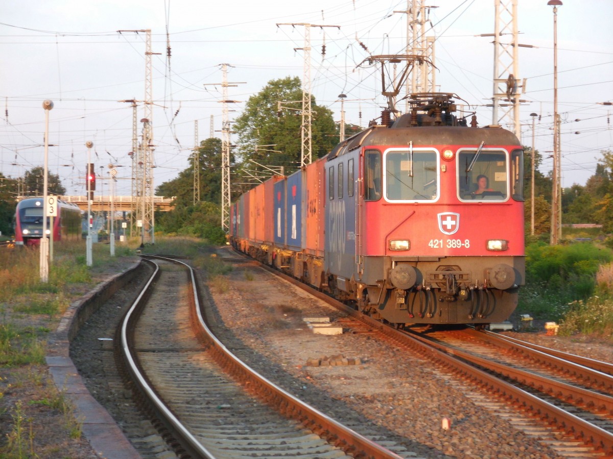 Am 29.08.2015 kam 421 389 mit ihrem Containerzug aus Magdeburg nach Stendal und fuhr weiter nach Wittenberge.