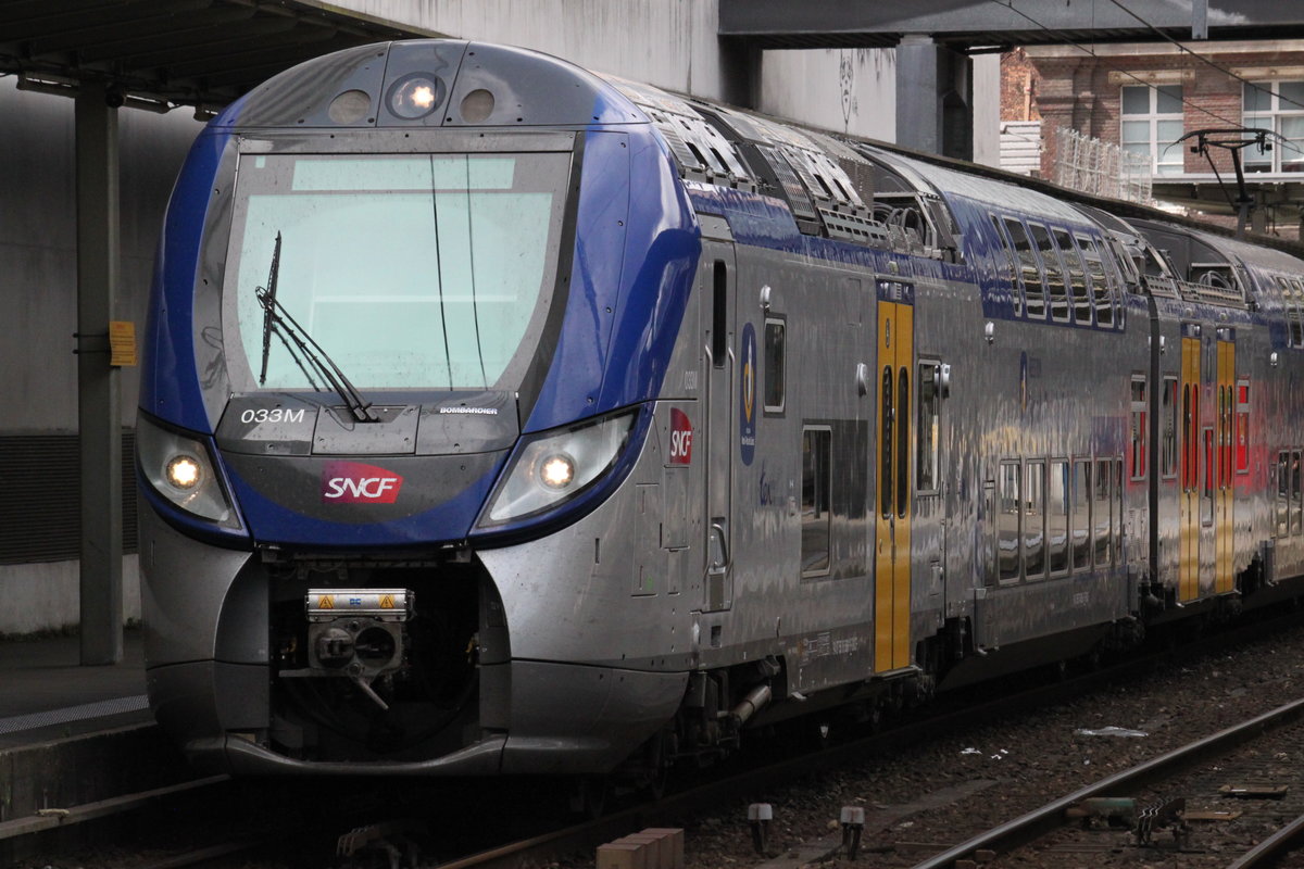 Am 29.08.2016 steht ein Triebzug der Reihe Regio2N der TER Nord-Pas de Calais im Bahnhof Lille Flandres zur Abfahrt bereit.