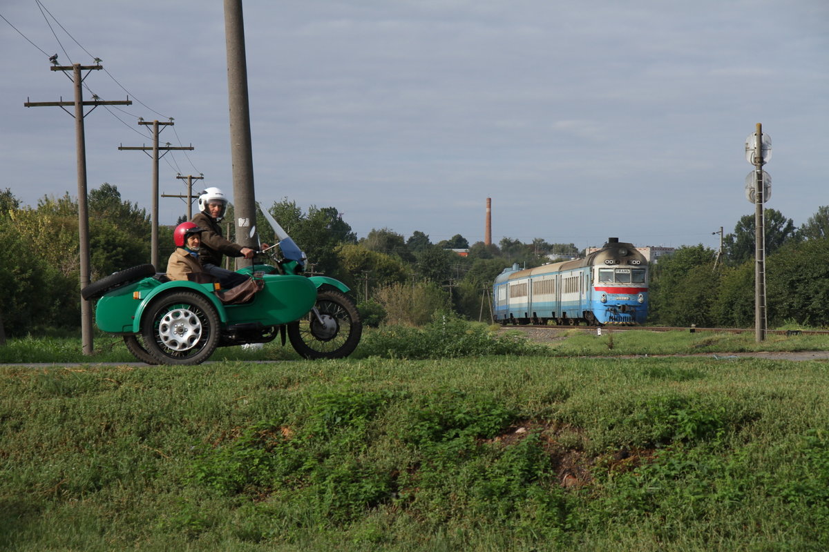 Am 29.08.2017 fährt der Diesel Zug von Tscherkassy nach Uman . Fotografiert an meinem Stammplatz beim Bahnübergang in Spola. Die Schranke öffnet erst wenn der Zug schon fast nicht mehr in Sichtweite ist. Befehl und Gehorsam sind hier immer noch die Regeln, ob es Sinn macht muss jede selber für sich entscheiden.