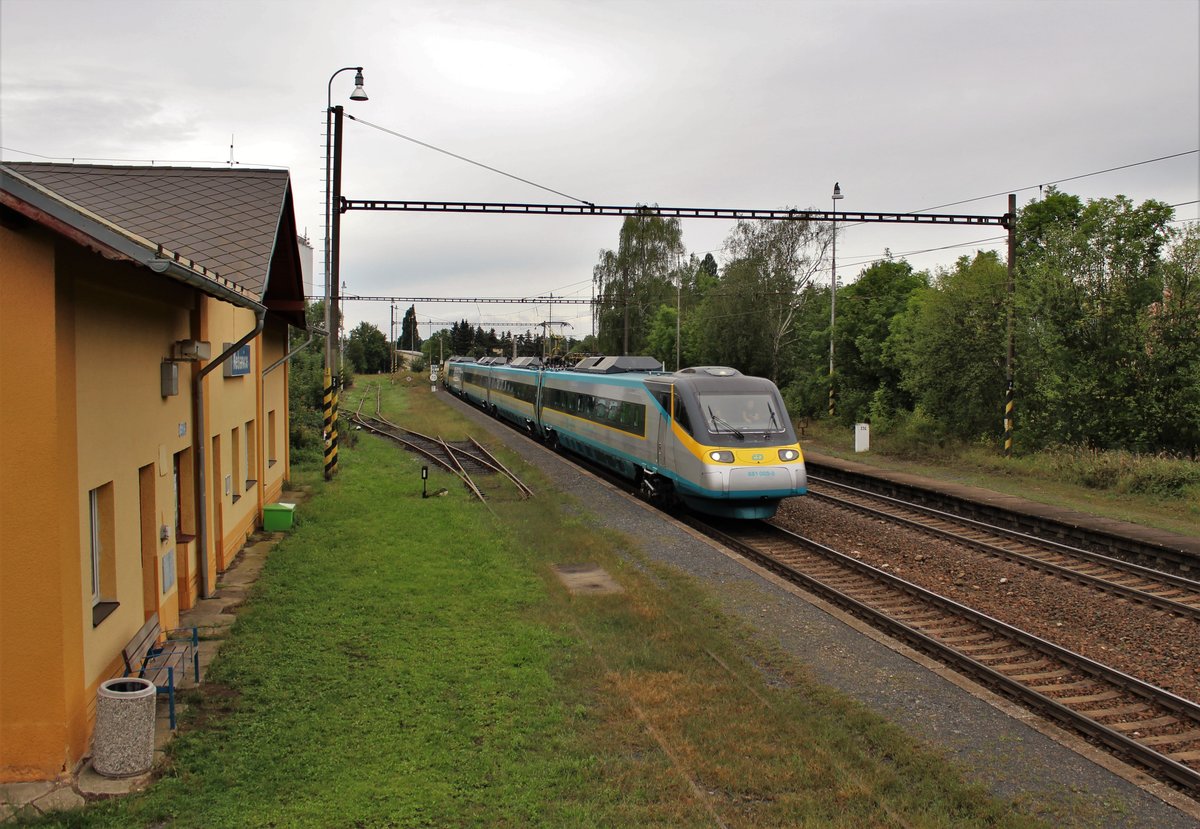 Am 29.08.2020 gab es eine Präsentationsfahrt von einem Pendolino von Prag nach Karlovy Vary. Seit dem 01.09.20 wurde nun der IC 505 von Karlovy Vary und der IC 504 bis Karlovy Vary verlängert.
Der IC 505 fährt dann 05.52 Uhr ab Karlovy Vary nach Ostrava und der IC 504 kommt 22.08 Uhr in Karlovy Vary an.
Bisher fuhren die IC s ab Cheb bis Ostrava und zurück bis Cheb.
Ich habe die Präsentationsfahrt mit dem 681 003 (Ex 10050) früh in Nebanice zwischen Cheb und Karlovy Vary abgelichtet.