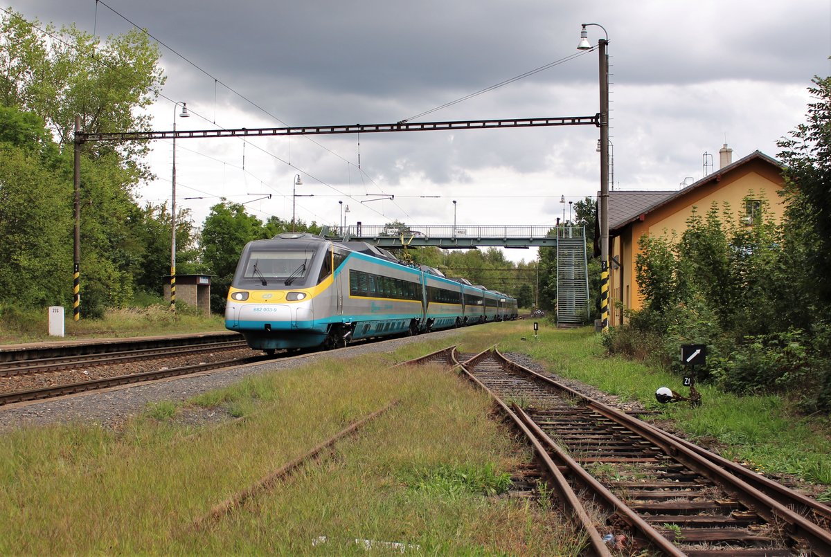 Am 29.08.2020 gab es eine Präsentationsfahrt von einem Pendolino von Prag nach Karlovy Vary. Seit dem 01.09.20 wurde nun der IC 505 von Karlovy Vary und der IC 504 bis Karlovy Vary verlängert.
Der IC 505 fährt dann 05.52 Uhr ab Karlovy Vary nach Ostrava und der IC 504 kommt 22.08 Uhr in Karlovy Vary an.
Bisher fuhren die IC s ab Cheb bis Ostrava und zurück bis Cheb.
Am Nachmittag kam 681 003 (Ex 10055) wieder durch Nebanice auf dem Gegengleis zurück.