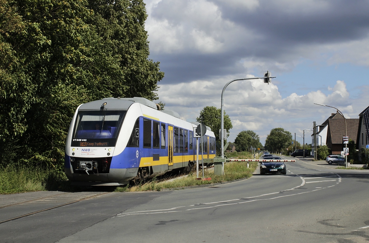Am 29.08.2020 überquert der VT 648 441 die Haarbeckstraße in Kamp-Lintfort
