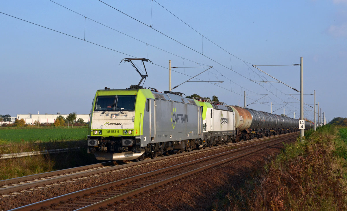 Am 29.09.17 schleppte 185 562 neben ihrem Kesselwagenzug noch 193 782 als Wagenlok hinter sich mit. Hier rollt das Gespann durch Rodleben Richtung Magdeburg.