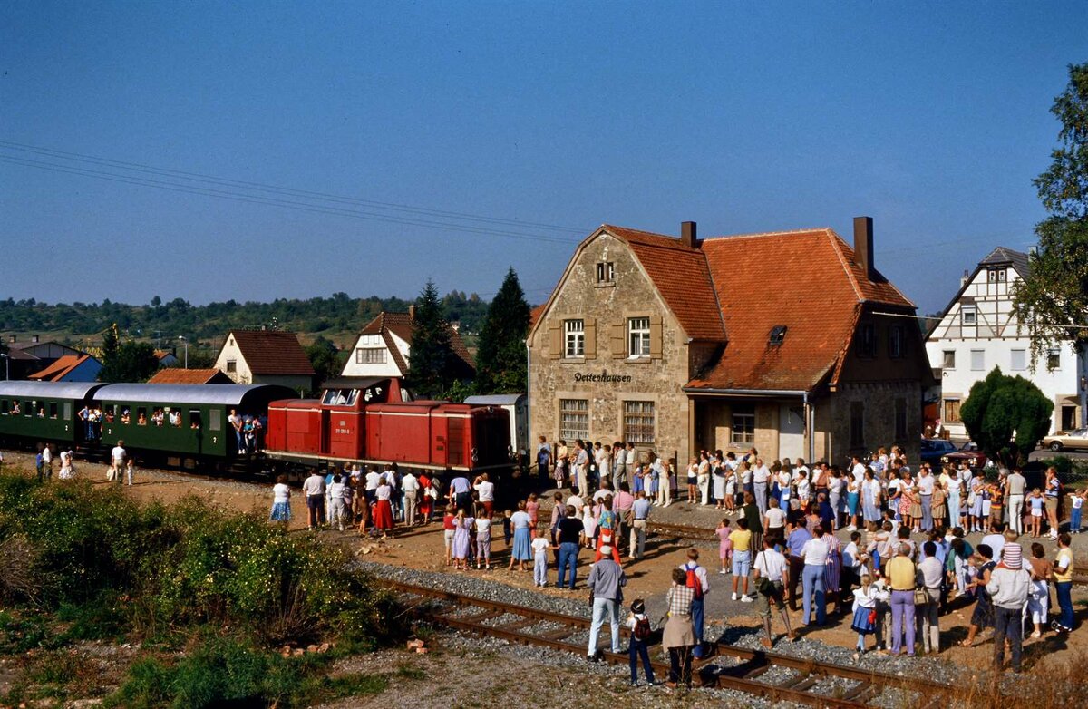 Am 29.09.1985 fand auf der früheren DB-Nebenbahn Böblingen-Dettenhausen eine Sonderfahrt statt. 
DB-Lok 211 089-8 zog die Wagen nach Dettenhausen.
Der Bahnhof Dettenhausen war voller Eisenbahnfans. 