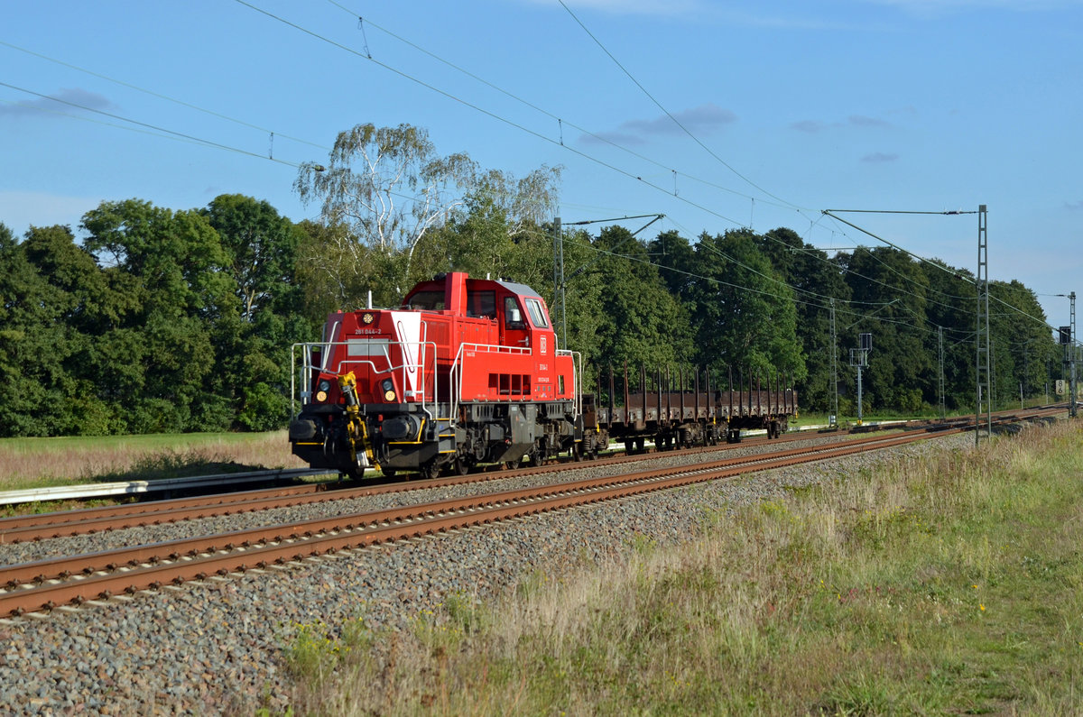 Am 29.09.20 rollte 261 044 mit zwei leeren Flachwagen durch Jütrichau Richtung Magdeburg.