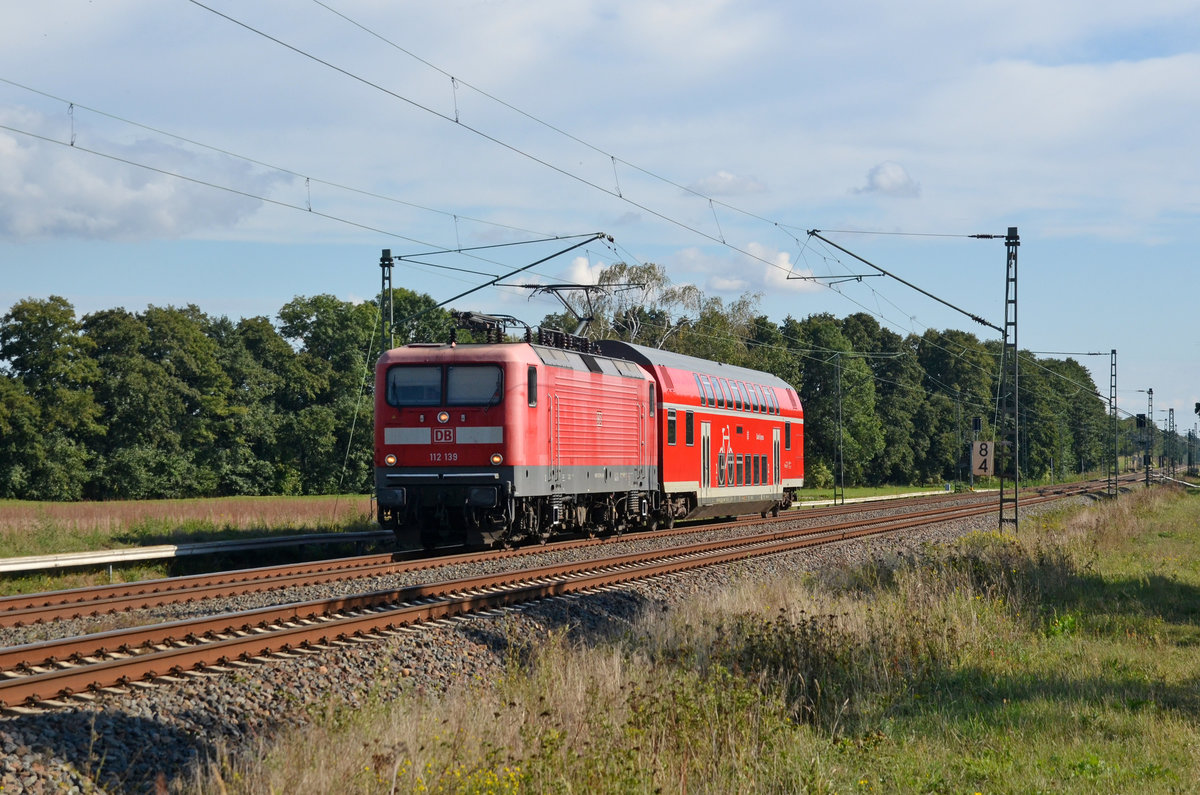 Am 29.09.20 überführte 112 139 einen Doppelstockwagen vom Saale-Express durch Jütrichau Richtung Magdeburg.