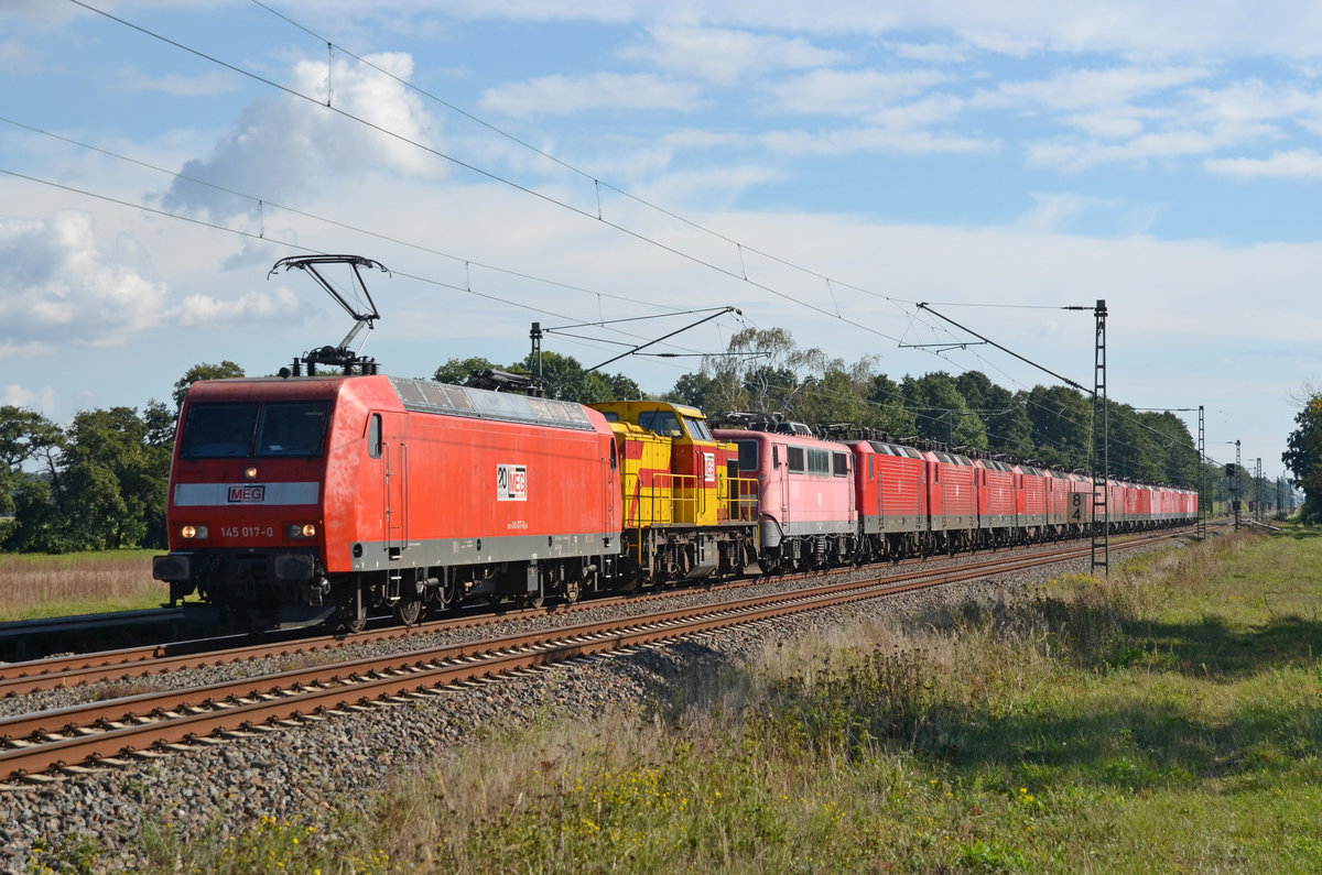 Am 29.09.20 überführte 145 017 der MEG einen Schrottzug nach Opladen über Dessau und Magdeburg. Hinter der Zuglok läuft noch 203 153 der MEG mit. Hier rollt der Zug durch Jütrichau; insgesamt wurden 18 Loks nach Opladen überführt (1x 111, 1x 112, 16x 143).