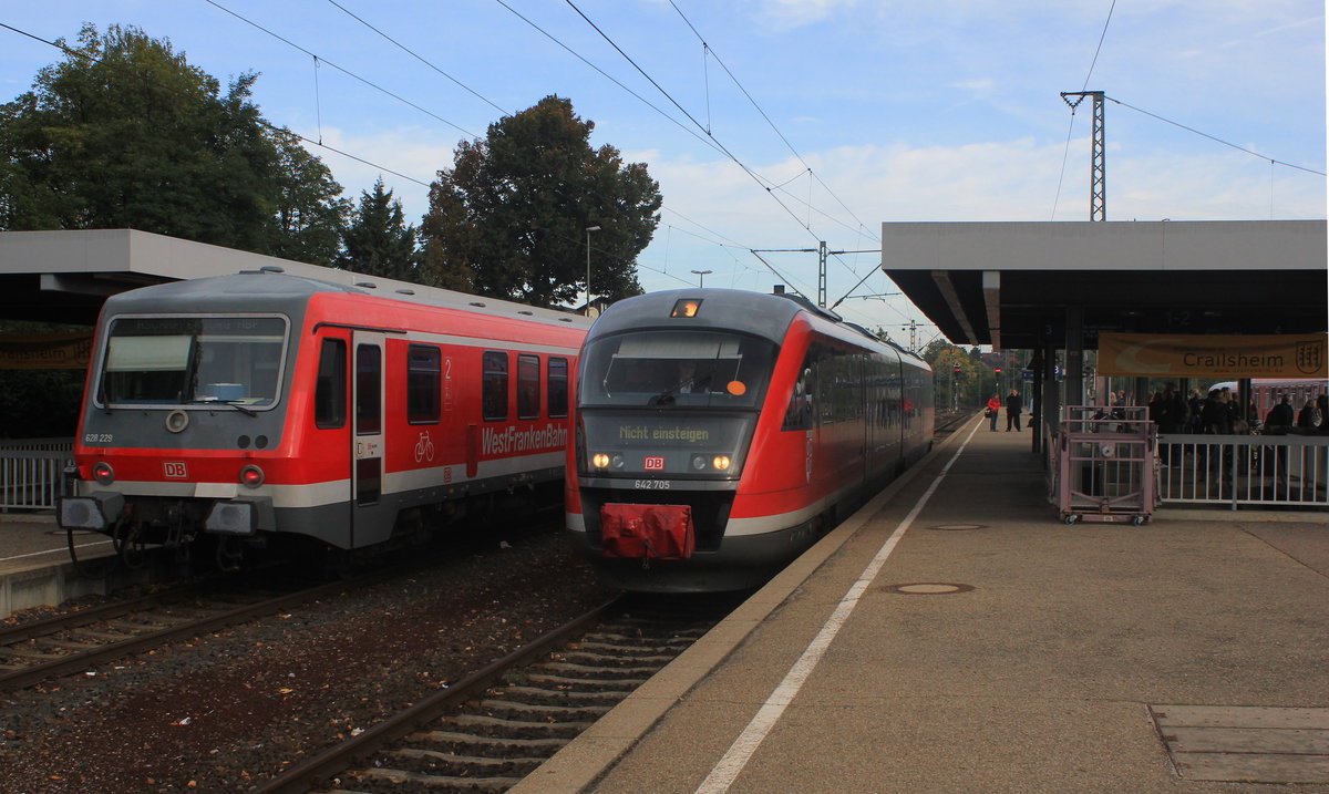 AM 29.09.2012 geben sich beide Generationen Dieseltriebzüge der Westfrankenbahn ein Stelldichein im Bahnhof Crailsheim. Auf Gleis 2 steht 628 229 als RE nach Aschaffenburg. Auf Gleis 3 wartet 642 705  Stadt Miltenberg , welcher zur als RE aus Heilbronn kam, aufs Abstellgleis zu rangieren. 