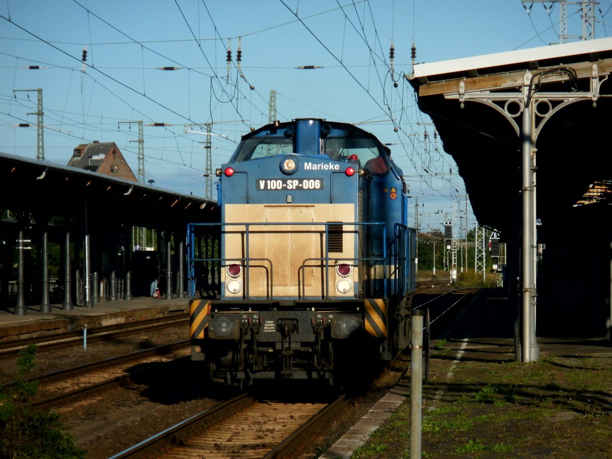 Am 29.09.2013 kam dann noch V100 SP 006 aus Richtung Hannover nach Stendal und stellte sich zu ihrer Schwesterlok die V100 SP 004.