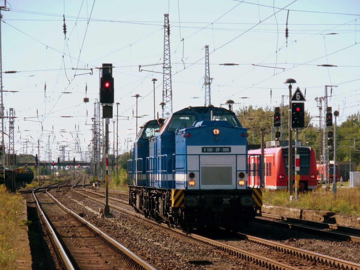 Am 29.09.2013 waren V100 SP 005 und V100 SP 010 (203 146)in Stendal und rangierten einen Schienenzug.