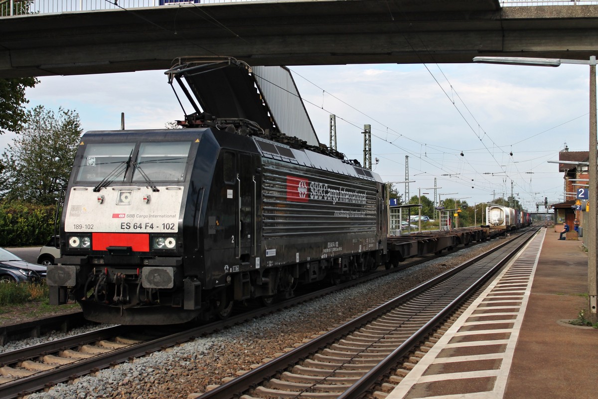 Am 29.09.2014 fuhr ES 64 F4-102 (189 102-7)  SBB Cargo International  mit einem Containerzug durch den Bahnhof Orschweier in Richtung Süden.
