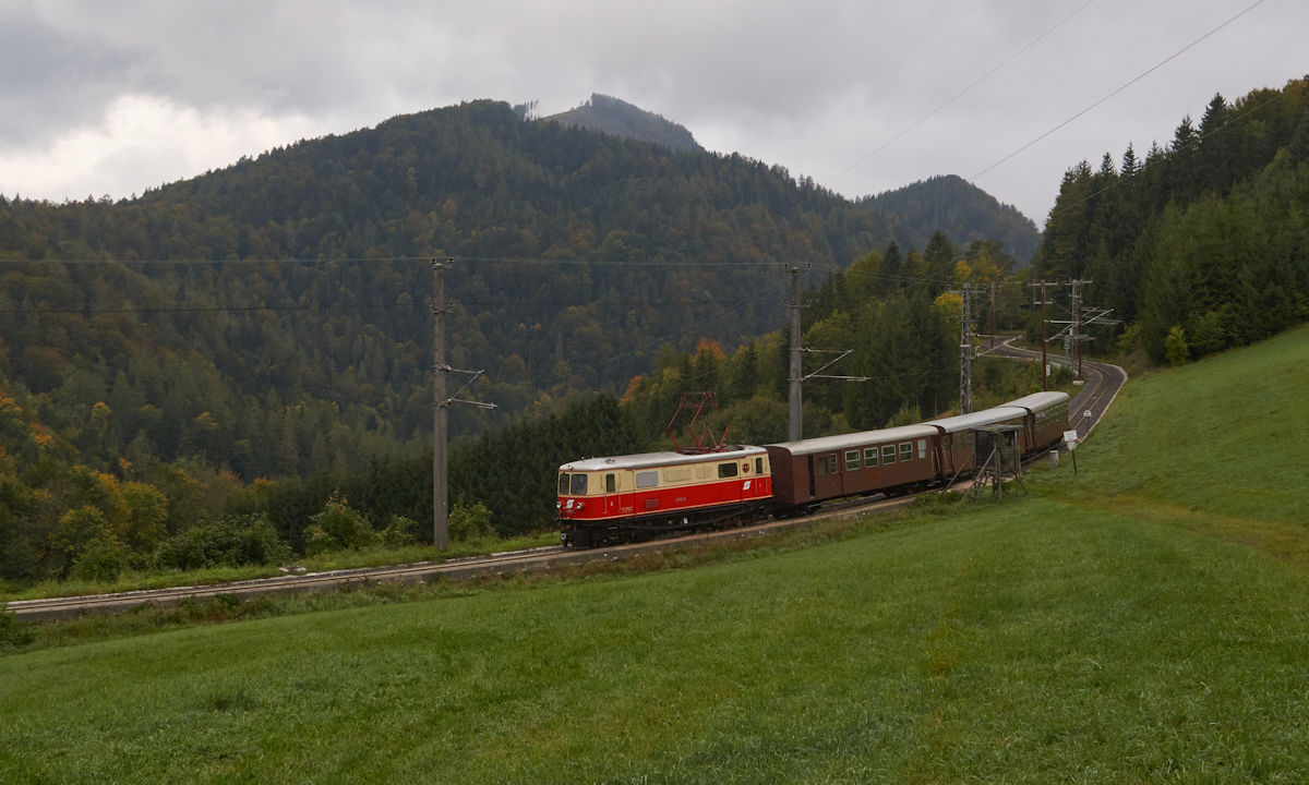 Am 29.09.2021 war E14 der NÖVOG (als 1099.014 der ÖBB) kurz vor dem Bahnhof Annaberg-Reith in Richtung Mariazell unterwegs. 