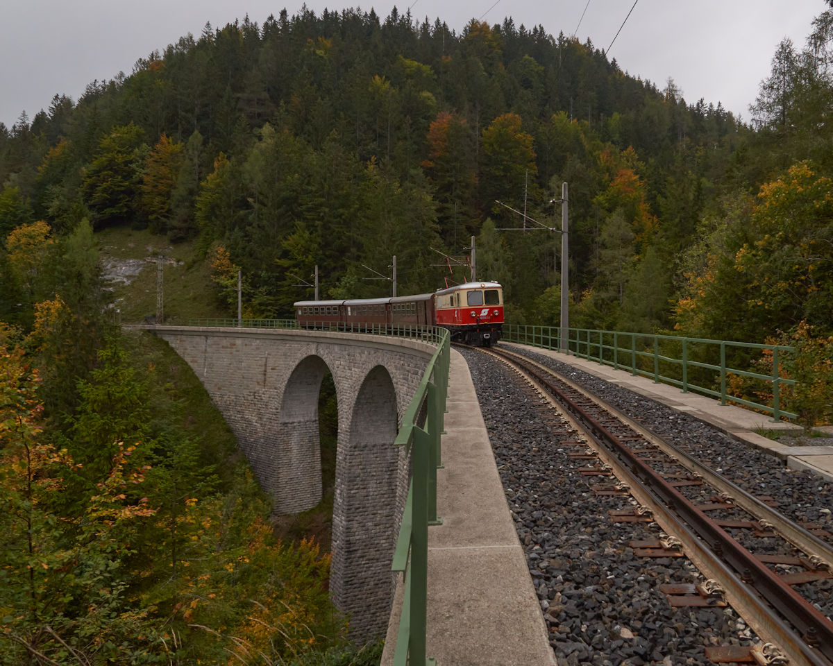 Am 29.09.2021 war NÖVOG E14 (als 1099.014 der ÖBB) mit einem Personenzug auf dem Weg in Richtung Mariazell. Gerade wird der Saugrabenviadukt überquert (Fotohalt).