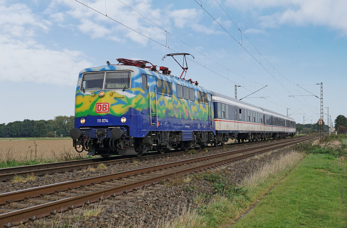 Am 29.09.2026 war f�r viele Fotografen die
''Wilde Hilde'' 111 074
das Objekt der Begierde.
Die elegante Lokomotive von bespannt den RB 37
auf der Niers-Erft-Bahn in B�singhoven