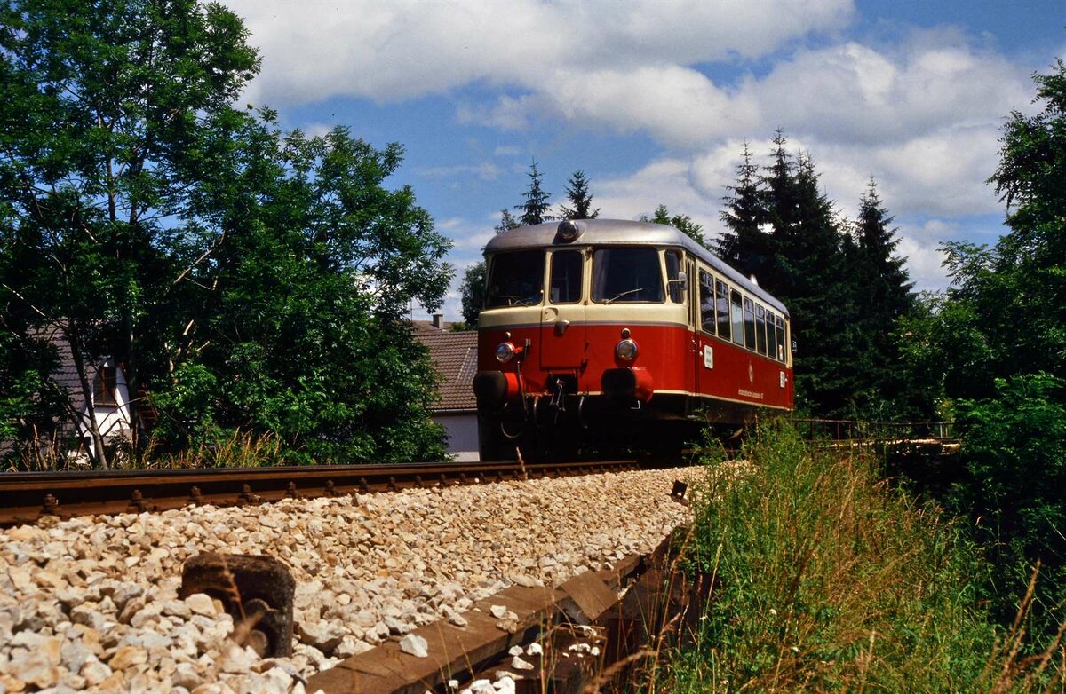 Am 29.10.1984, einem heiteren Tag, war ein MAN-Schienenbus der Hohenzollerischen Landesbahn unterwegs. 