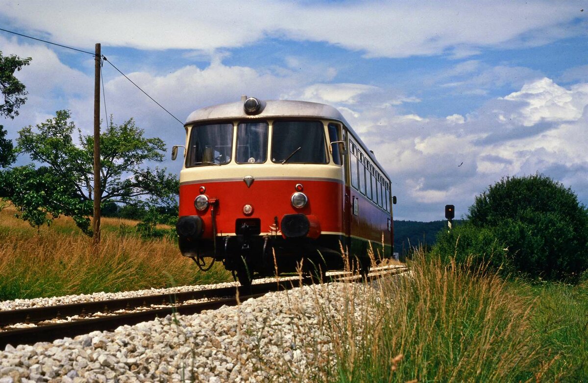 Am 29.10.1984 war dieser MAN-Schienenbus auf der Hohenzollerischen Landesbahn als einzelner Wagen unterwegs.