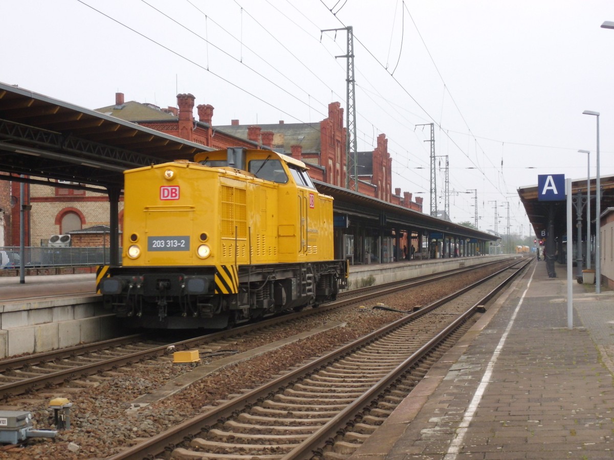 Am 29.10.2014 kam 203 313 aus dem RAW Stendal und fuhr hier gerade Richtung Bw Stendal zum tanken.Nach dem tanken fuhr sie in Richtung Hannover davon.