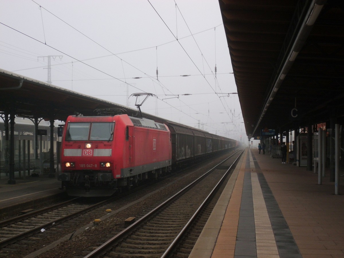 Am 29.10.2015 kam 185 047 mit ihrem gemischten Zug aus Hannover nach Stendal und fuhr weiter nach Berlin.