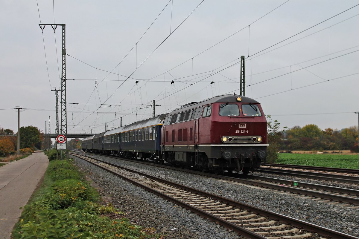 Am 29.10.2016 bespannte IGE 216 224-6 den DPE 13480 (Nürnberg Hbf - Zürich HB) vom Startbahnhof bis an die Schweizer Grenze, als sie durch den Bahnhof von Müllheim (Baden) gen Basel fuhr.