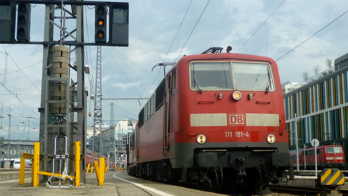 Am 2.9.11 stand 111 181 mit einem Regional Express nach Salzburg im Bahnhof München. 
Im Hintergrund steht 111 044 mit einem RE aus Garmisch Patenkirchen. 
