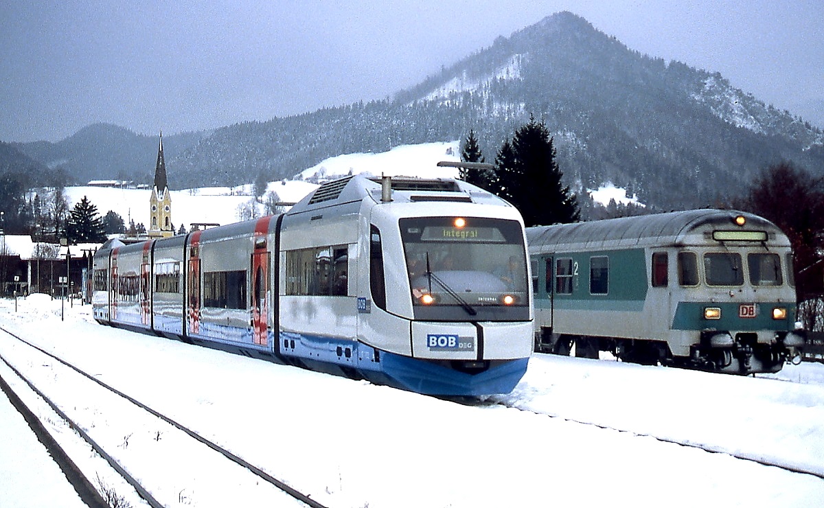 Am 29.11.1998 übernahm die Bayerische Oberlandbahn den Betrieb auf den Strecken von München nach Lenggries, Tegernsee und Bayrischzell. Vorgesehen war der Betrieb mit 17 Integral-Triebwagen. Da zum Zeitpunkt der Betriebsaufnahme längst nicht alle bestellten Fahrzeuge zur Verfügung standen, waren an diesem Tag meist die gewohnten 218-Wendezüge im Einsatz. Der einzige Integral, der am 29.11.1998 Schliersee erreichte, war der VT 102 im Rahmen einer Probefahrt. Hier verlässt er den Bahnhof Schliersee nach kurzem Aufenthalt in Richtung Holzkirchen, daneben ein DB-Wendezug.