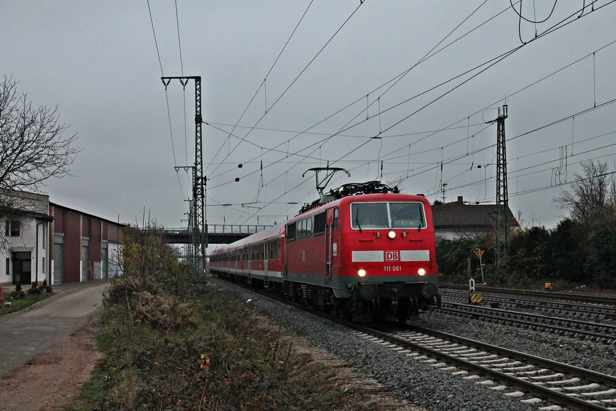 Am 29.11.2014 fuhr die Freiburger 111 061 mit einer RB M  (Offenburg - Neuenburg (Baden)) an ihren vorletzte Bahnsteig in Müllheim (Baden) vor ihrem Ziel.