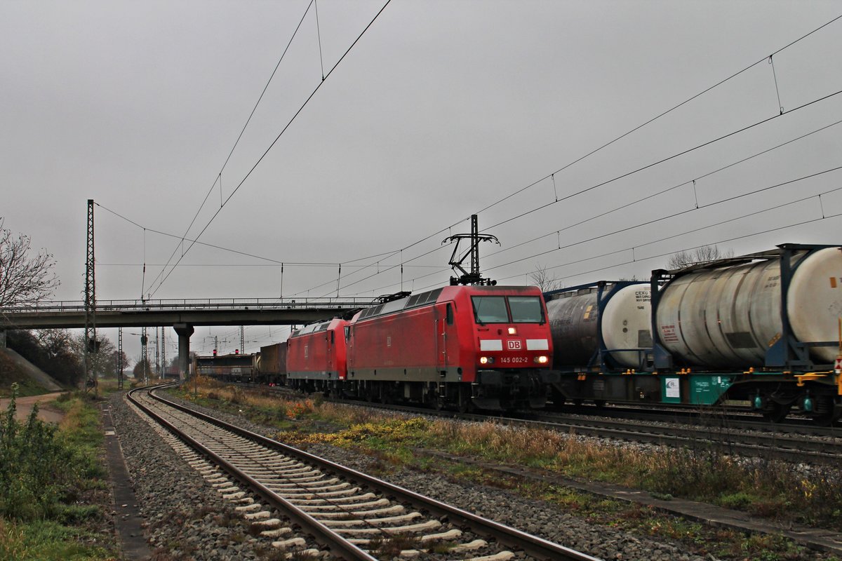 Am 29.11.2014 hatte 145 002-2 die Aufgabe die 185 138-5 nach Haltingen zu bringen, als sie durch Müllheim (Baden) ihrem Ziel entgegen fuhr.