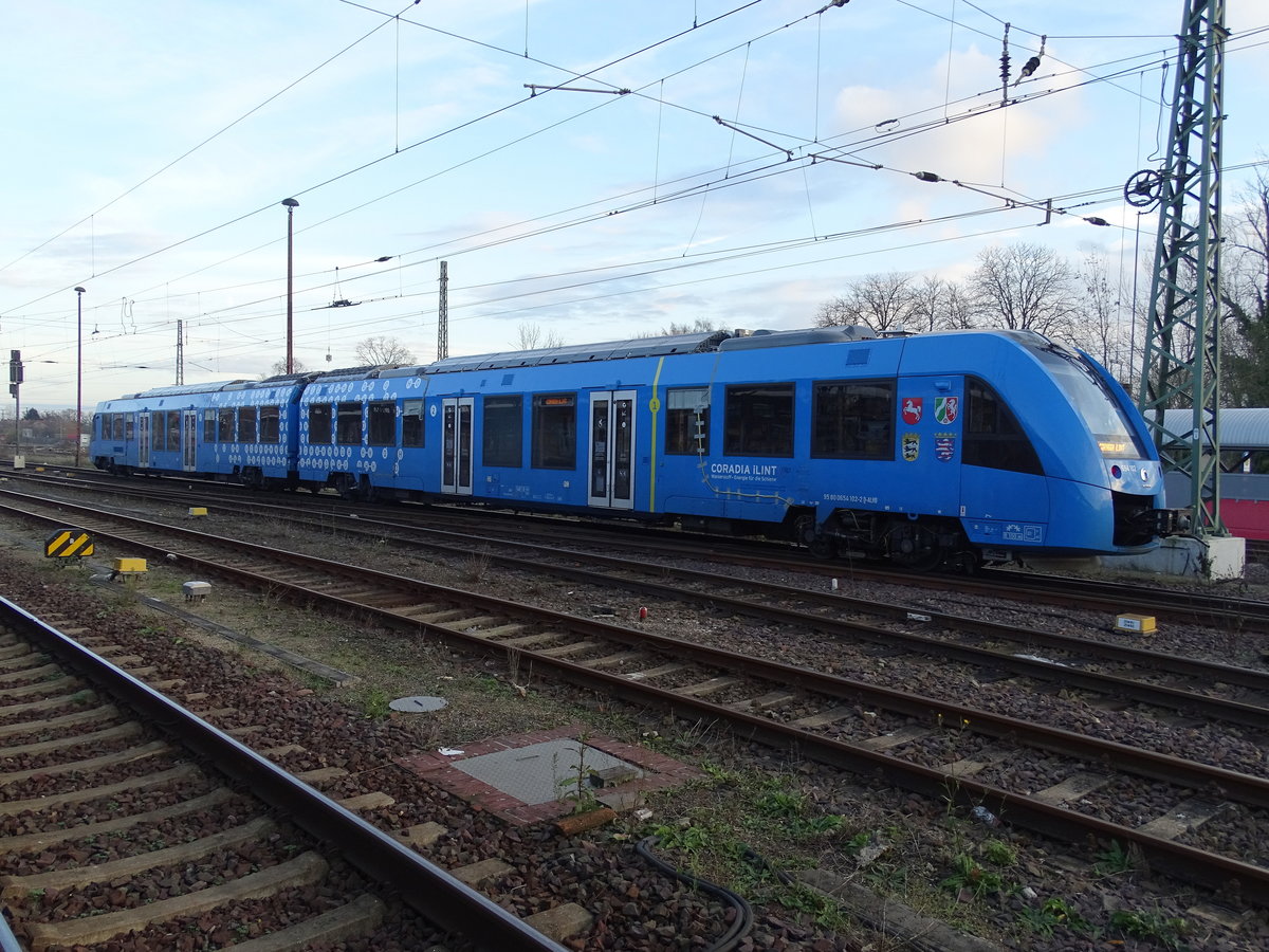 Am 29.11.2017 kam der 654 102/602 aus Richtung Magdeburg nach Stendal und ging hier gerade in das RAW Stendal.[CORADIA iLINT Wasserstoff-Energie für die Schiene] (Ein Projekt im Nationalen Innovationsprogramm Wasserstoff-und Brennstoffzellentechnologie)
