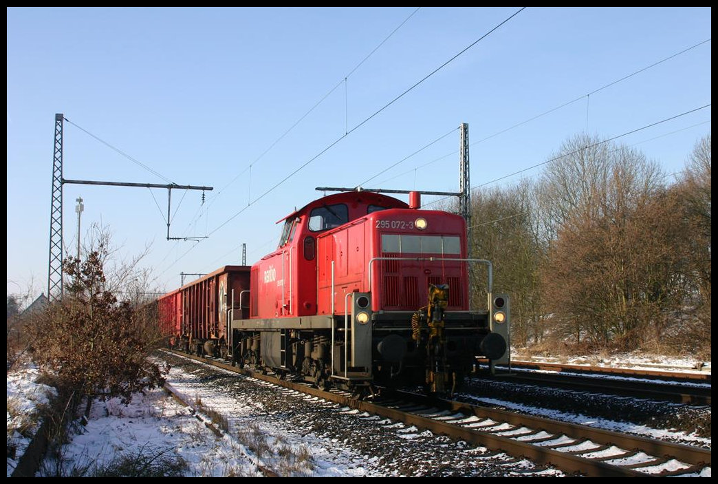 Am 29.1.2006 kam 295072 um 12.12 Uhr mit einer Übergabe aus Ibbenbüren Esch in Richtung Osnabrück durch Westerkappeln Velpe. Noch liegt dort das im Vordergrund sichtbare aber längst abgeschnittene und langsam zuwachsende alte Bahnsteiggleis, welches einst zum ehemaligen Bahnhof Velpe gehörte.