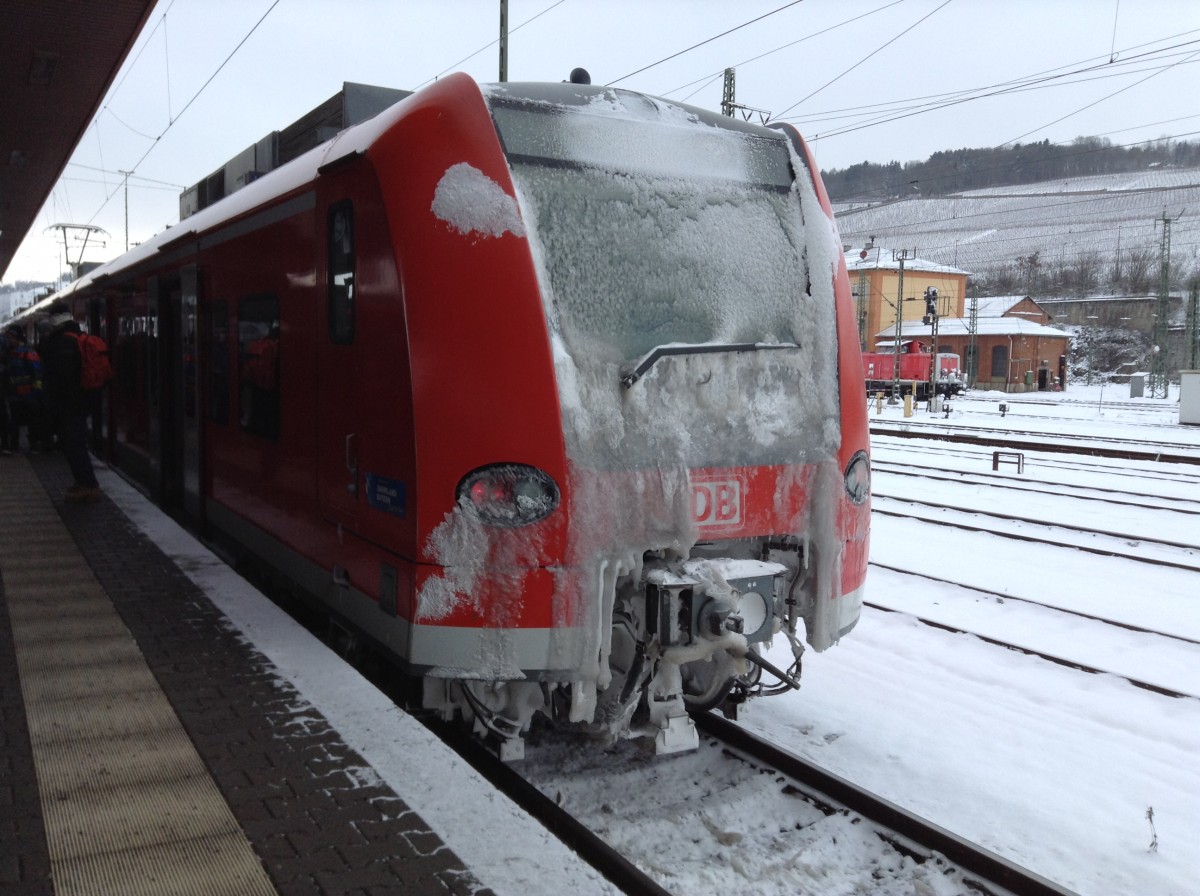 Am 29.12.14 ein paar Tage als in Franken der Winter eingebrochen ist, kam eine BR 425 schön verschneit und verreist in Würzburg an.
