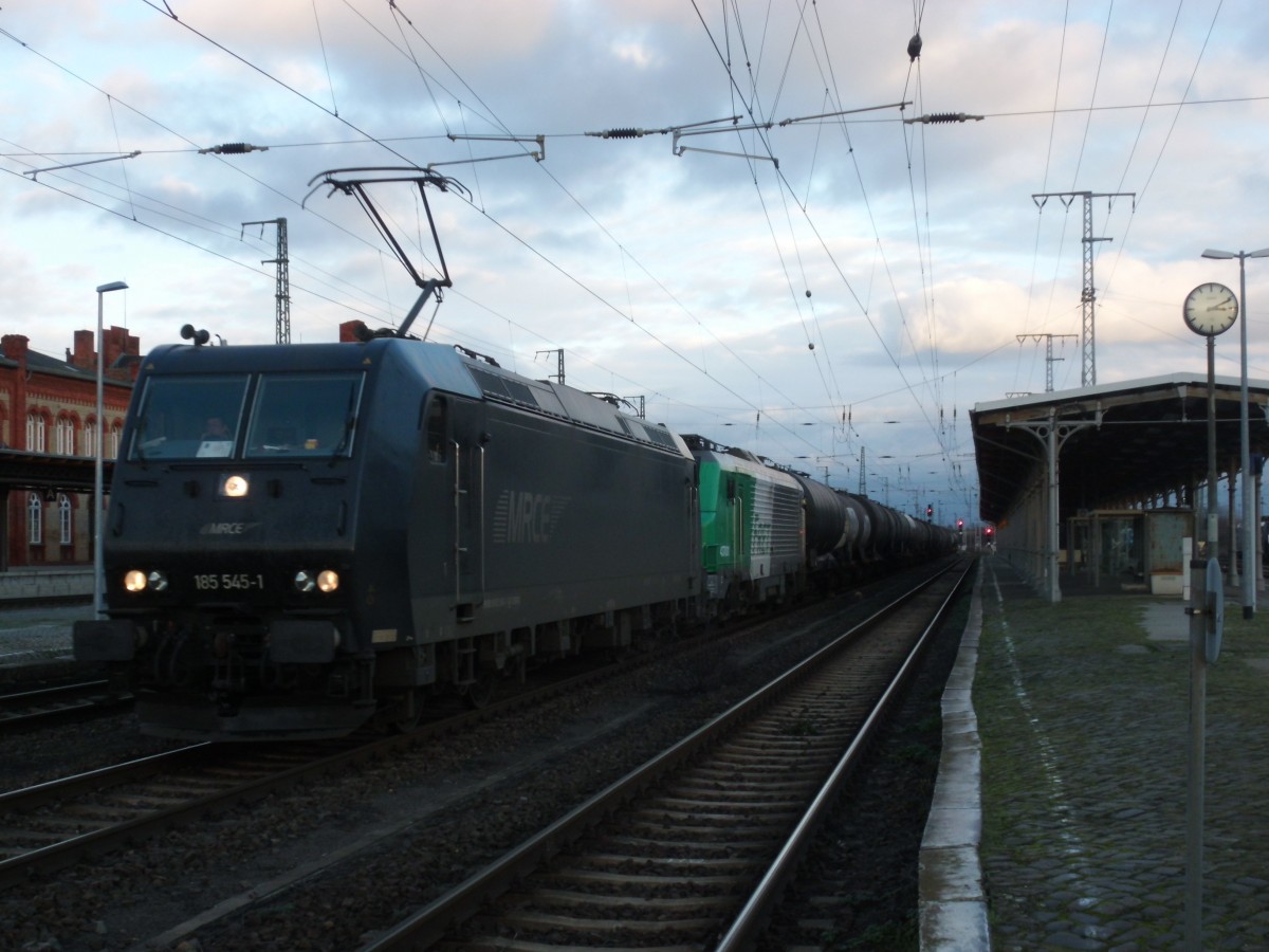 Am 29.12.2013 kam 185 545 mit 37 001 und einen Kesselzug aus Richtung Magdeburg und fuhr weiter duch Stendal in Richtung Wittenberge.