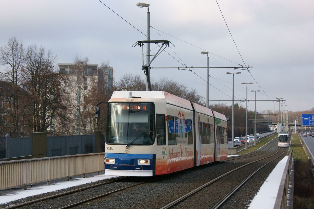 Am 29.12.2014 verlässt GT6S 9558 auf Linie 2 den Streckenabschnitt im Mittelstreifen der A395 und fährt in die Haltestelle Sachsendamm ein.