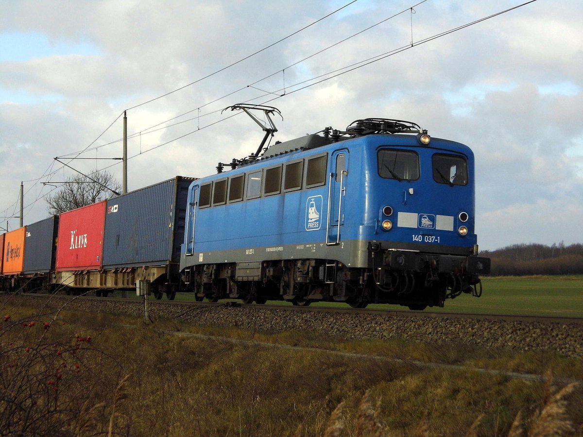Am 29.12.2017 fuhr die 140 037-1 von METRANS (PRESS) von Hamburg nach Stendal und weiter nach Leipzig . 