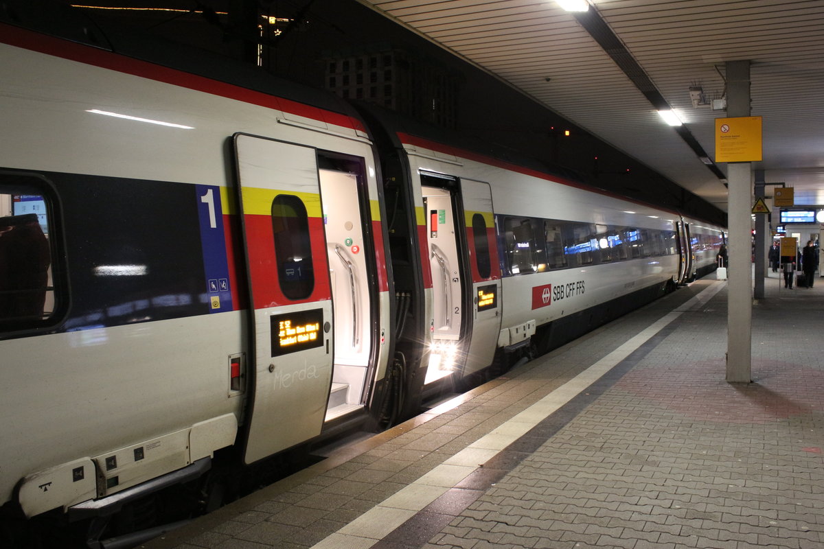 Am 29.12.2017 steht ECE52 nach Frankfurt im Hauptbahnhof von Mannheim.