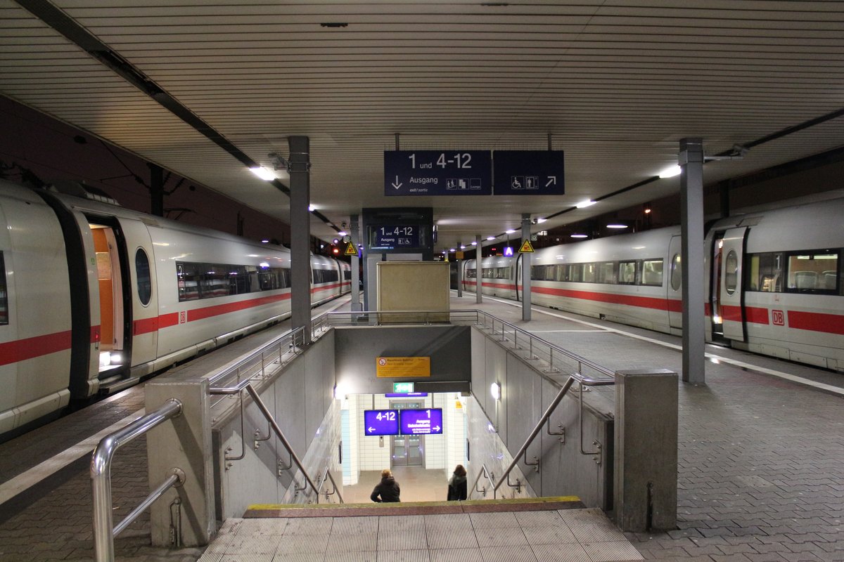 Am 29.12.2017 stehten ICE592 nach Leipzig (rechts) und ICE102 nach Hannover (links) im Hauptbahnhof Mannheim.