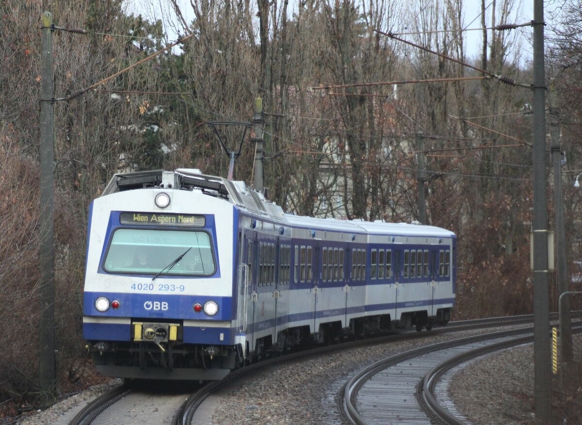 Am 29.12.2021 konnte ich 4020 293 als S80 nach Wien Aspern Nord fotografieren. Wichtig: Foto wurde nicht im Gefahrenbereich, sondern am Ende des Bahnsteigs mit einem Teleobjektiv aufgenommen!