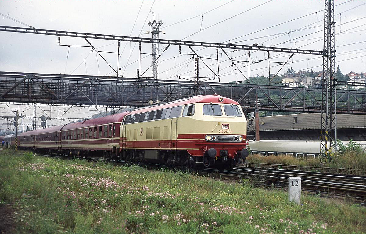 Am 2.9.1995 kam die DB 218217 mit einem Sonderzug aus Deutschland nach Prag. Ich fotografierte ihn hier bei der Ausfahrt aus Praha Smichov in Richtung Hauptbahnhof.