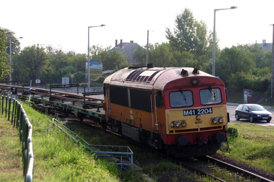 Am 2.9.2005 wurden am Westufer des Balaton neue Gleise verlegt. An diesem Tag
war M 412204 in Czopak vor einem Bauzug zu beobachten.