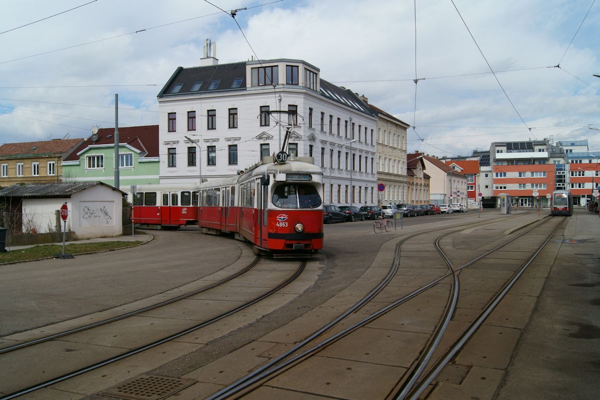 Am 29.3.2018 hat sich ein E1-c4-Zug, bestehend aus E1 4863 und c4 1354 auf Linie 30 gerade auf den Weg von Stammersdorf nach Floridsdorf gemacht. An der Endhaltestelle wartet derweil ein ULF der Linie 31 auf seine Abfahrt zum Schottenring.