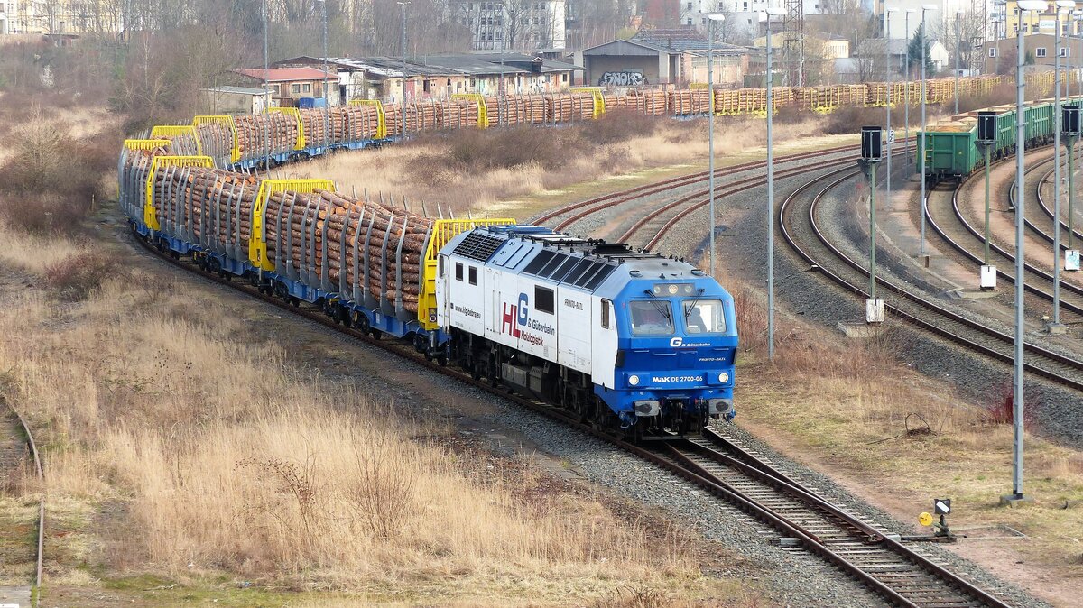 Am 29.3.2022 verlässt die MAK 2700-006 ( 9280 1251 006-3 D-BEBRA ) der Holzlogistik und Güterbahn GmbH den Holzbahnhof von Gera. Das Ziel war Jena-Göschwitz wo der Zug von einer E-Lok übernommen und nach Wismar weiter geführt wurde.