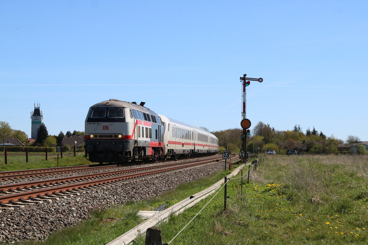 Am 29.4.26 bespannte Lokomotive 218 497 den IC2310 auf seinem letzten Abschnitt von Itzehoe nach Sylt, hier l�sst der Zug grade Risum-Lindholm hinter sich und erreicht in K�rze Nieb�ll