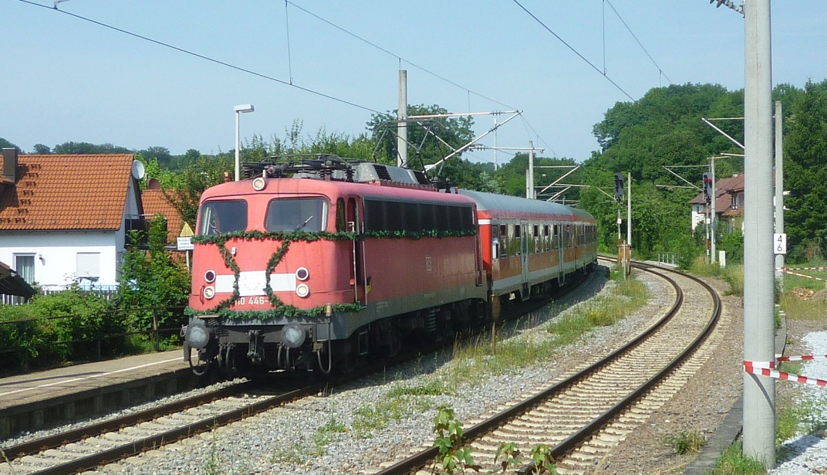 Am 29.6.12 fand die Abschiedsfahrt mit n-Wagen auf der kleinen Murrbahn statt.
Die letzte Fahrt wurde von 110 446 gefahren. Danach wurde die Strecke gesperrt und auf den S-Bahn Verkehr umgerüstet.
Hier erreicht der Zug den Bahnhof Burgstall. 
