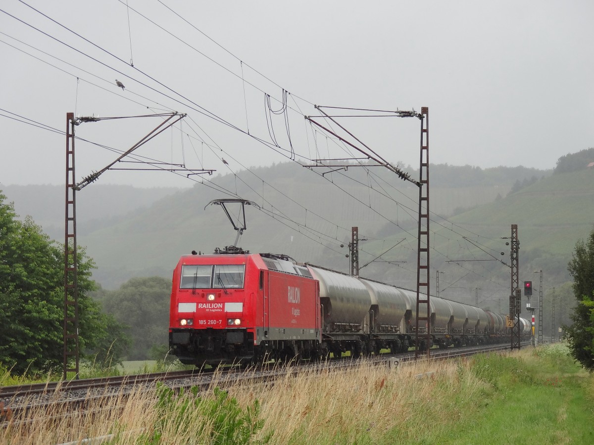 Am 29.6.13 durchfuhr 185 260 mit einem Zementzug das Maintal. 
Aufgenommen bei besch***enem Wetter bei Himmelstadt. 