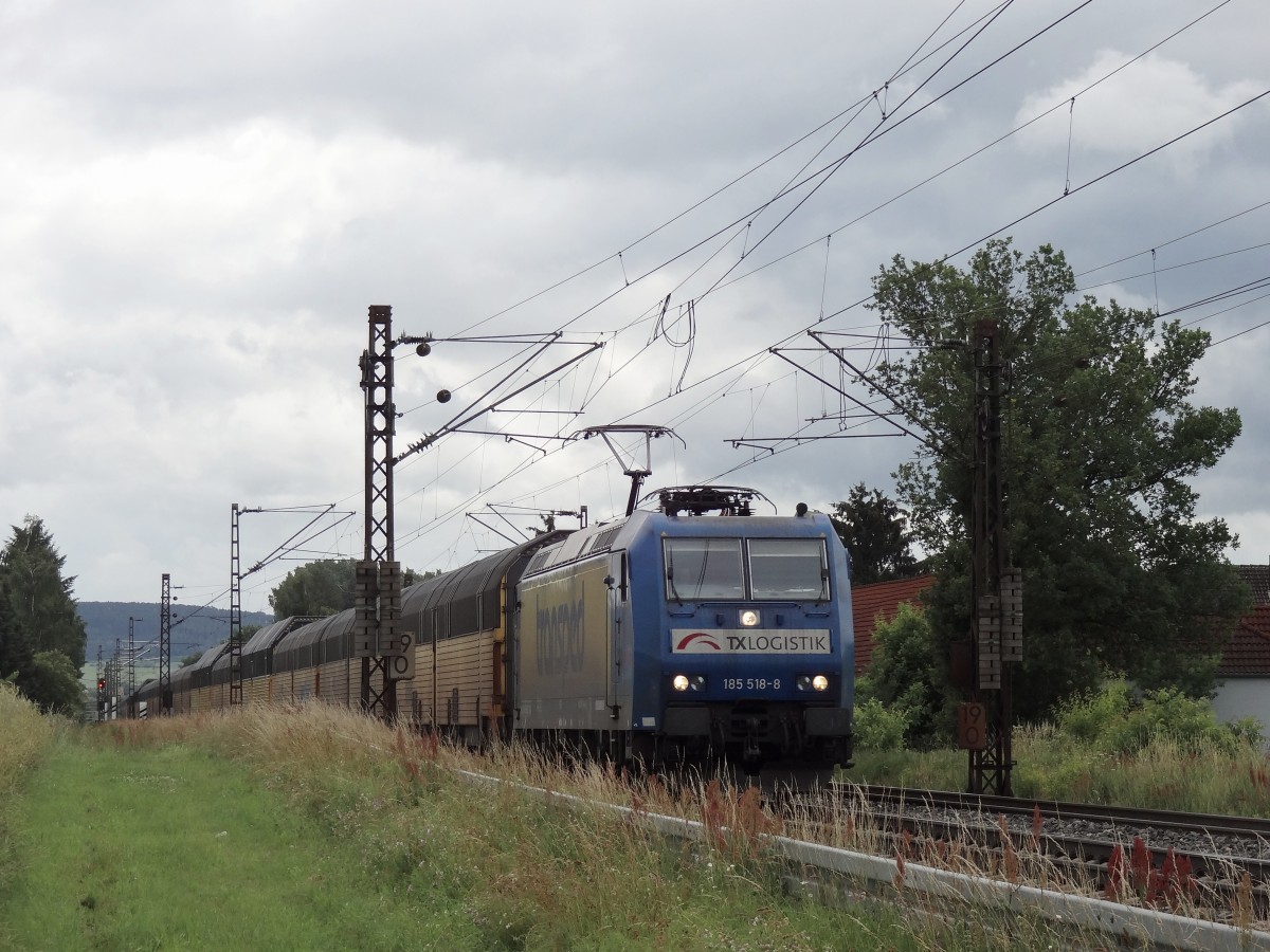 Am 29.6.13 war die 185 518 im Maintal unterwegs.
Hier zieht sie einen Autozug durch Himmelstadt in Richtung Gemünden. 