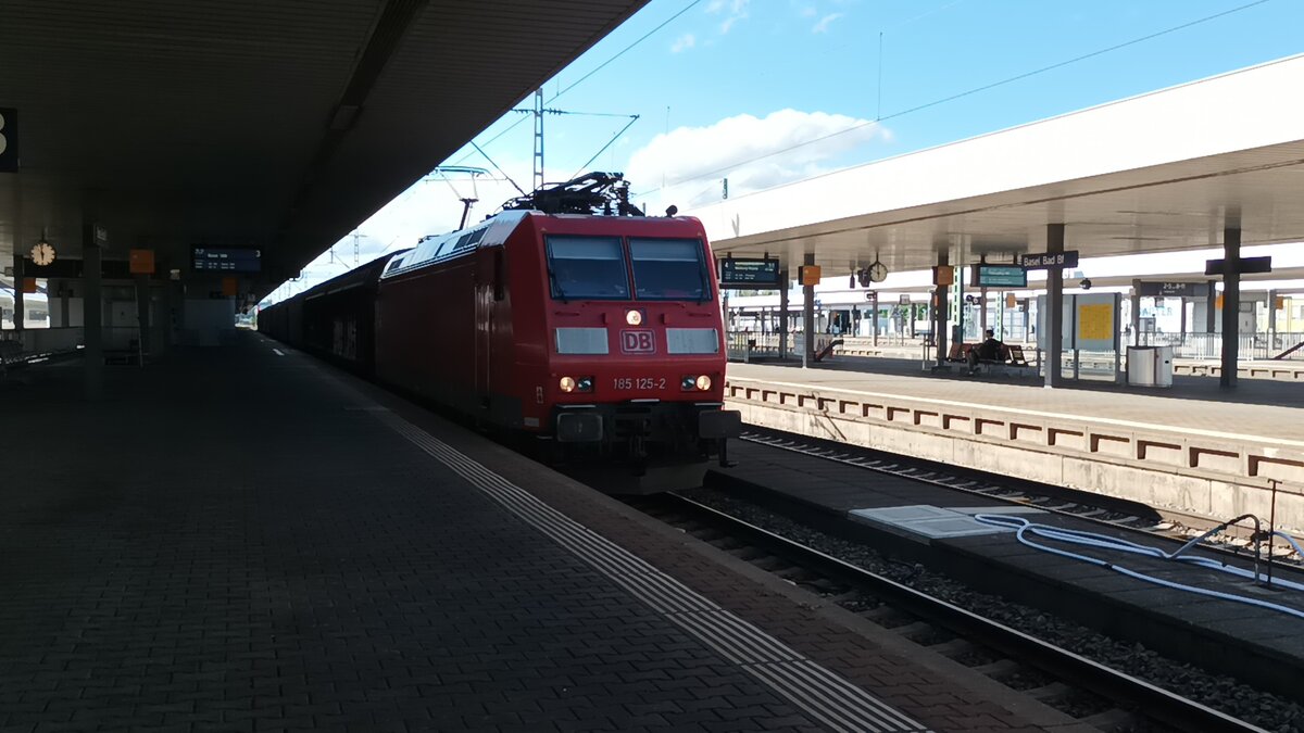 am 29.6.21 hatte DB Cargo 185 125 -2 Habbis und Rimv wagen am Haken hier bei der Durchfahrt in Basel Badischer Bahnhof Richtung Schweiz 
